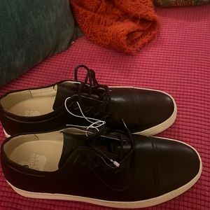 Sorel Mens black Caribou shoes size 9. Never worn